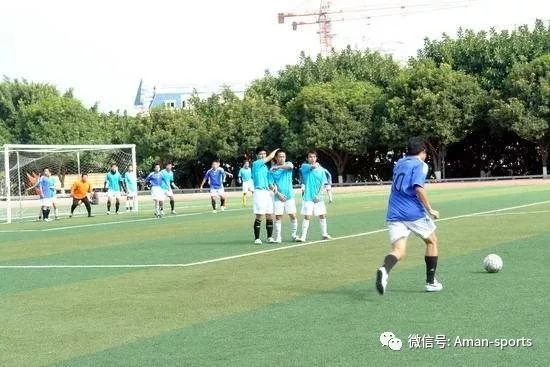 八人制足球场地规则_足球场规则及球员的位置_足球场地人员布局